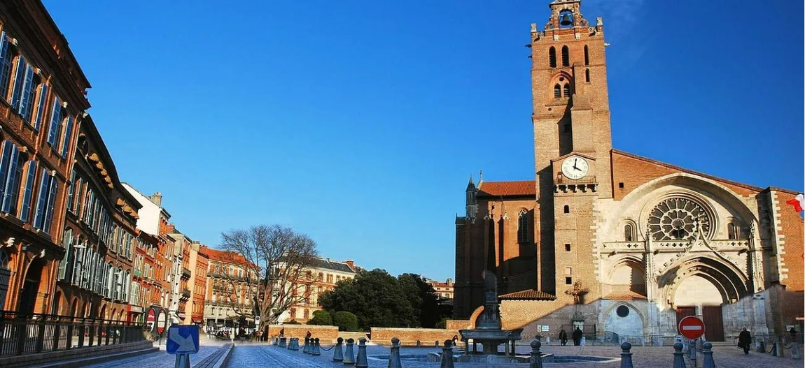 Rue d'une ville avec des immeubles et une cathédrale