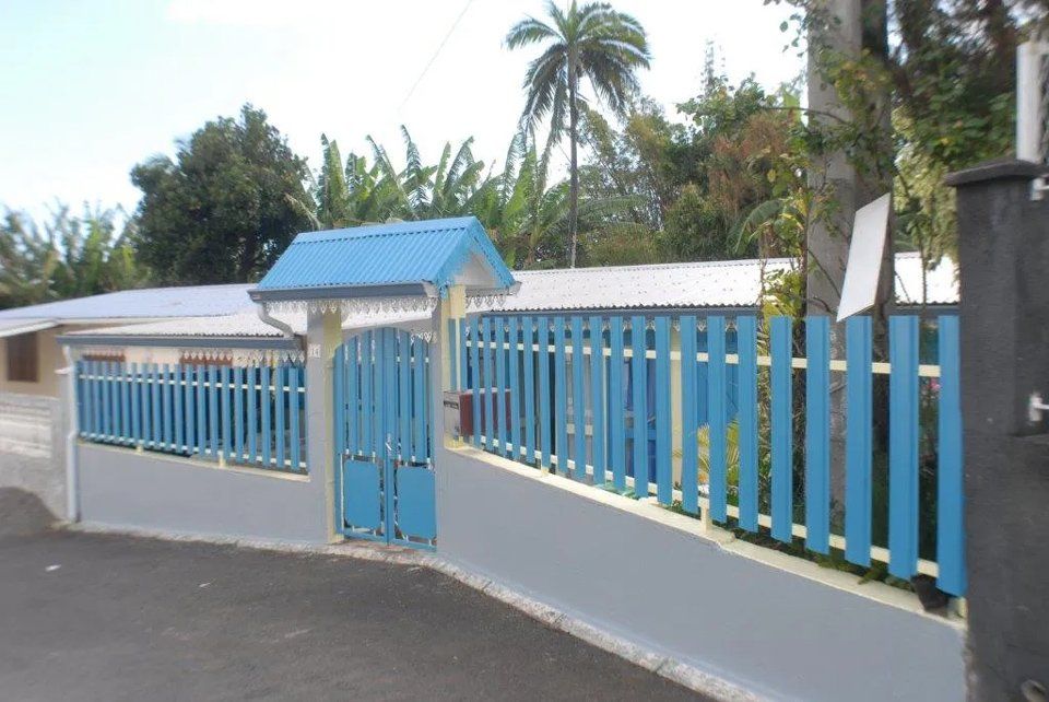 Lambrequin bleu sur cabane