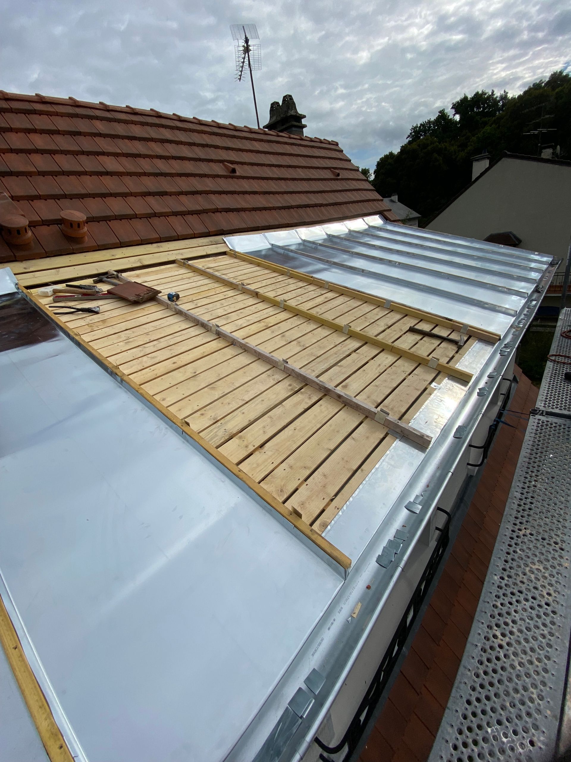 Cheminée et toiture en zinc