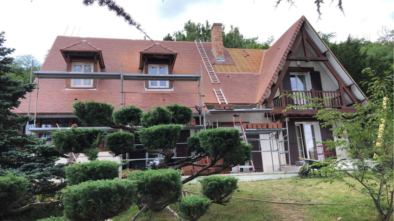 Pose de tuiles sur une toiture