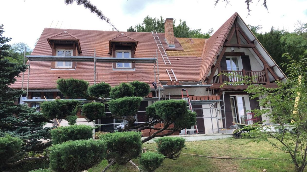 Pose de tuiles sur une toiture
