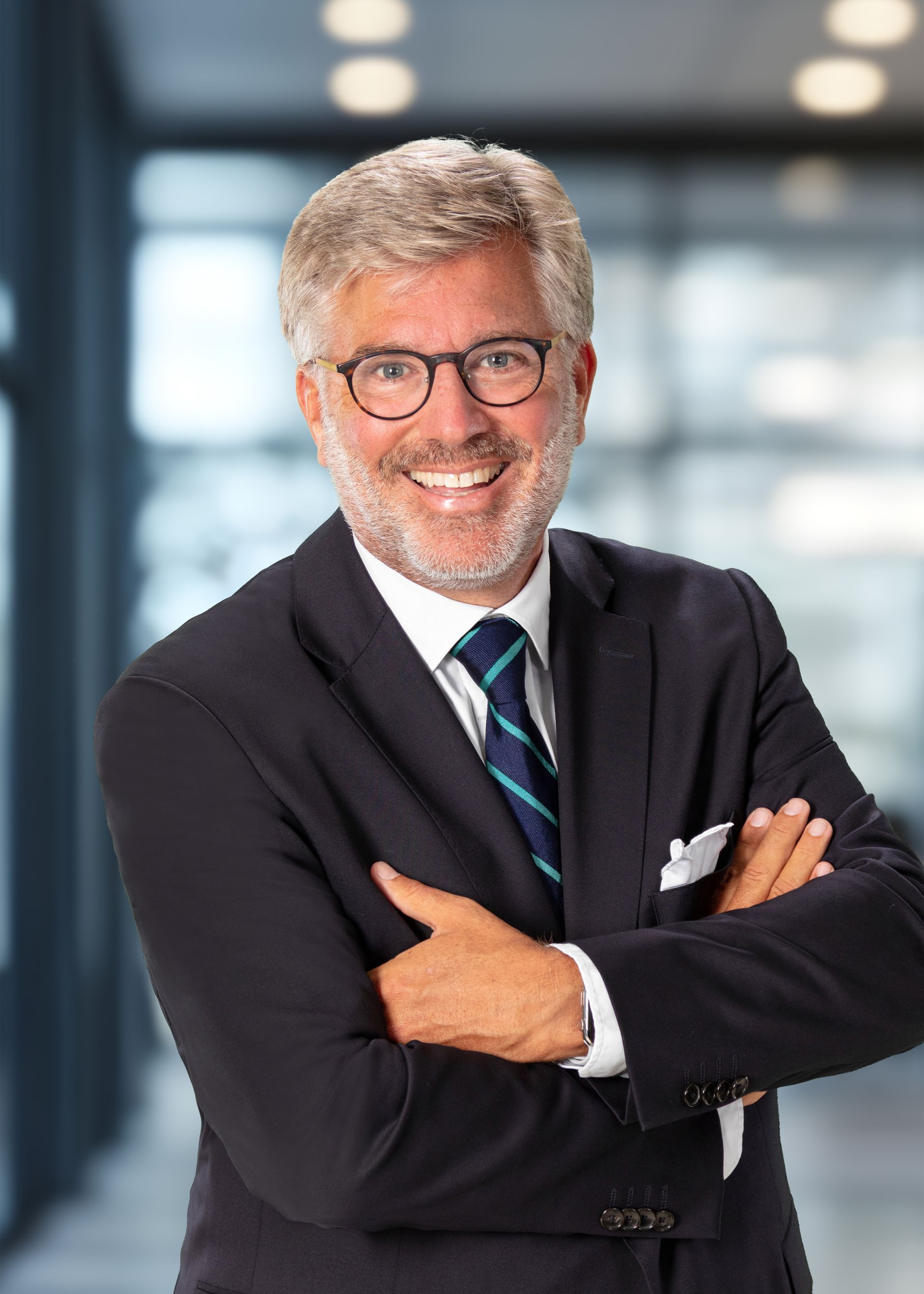 Mann mit grauen Haaren und Brille im Portait