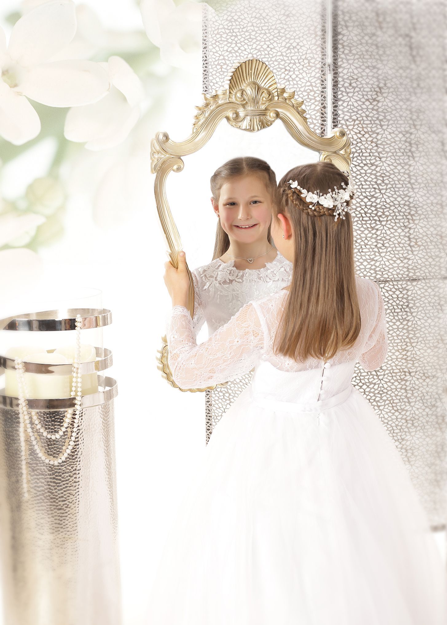 Mädchen im weißen Kleid steht vor einem Spiegel