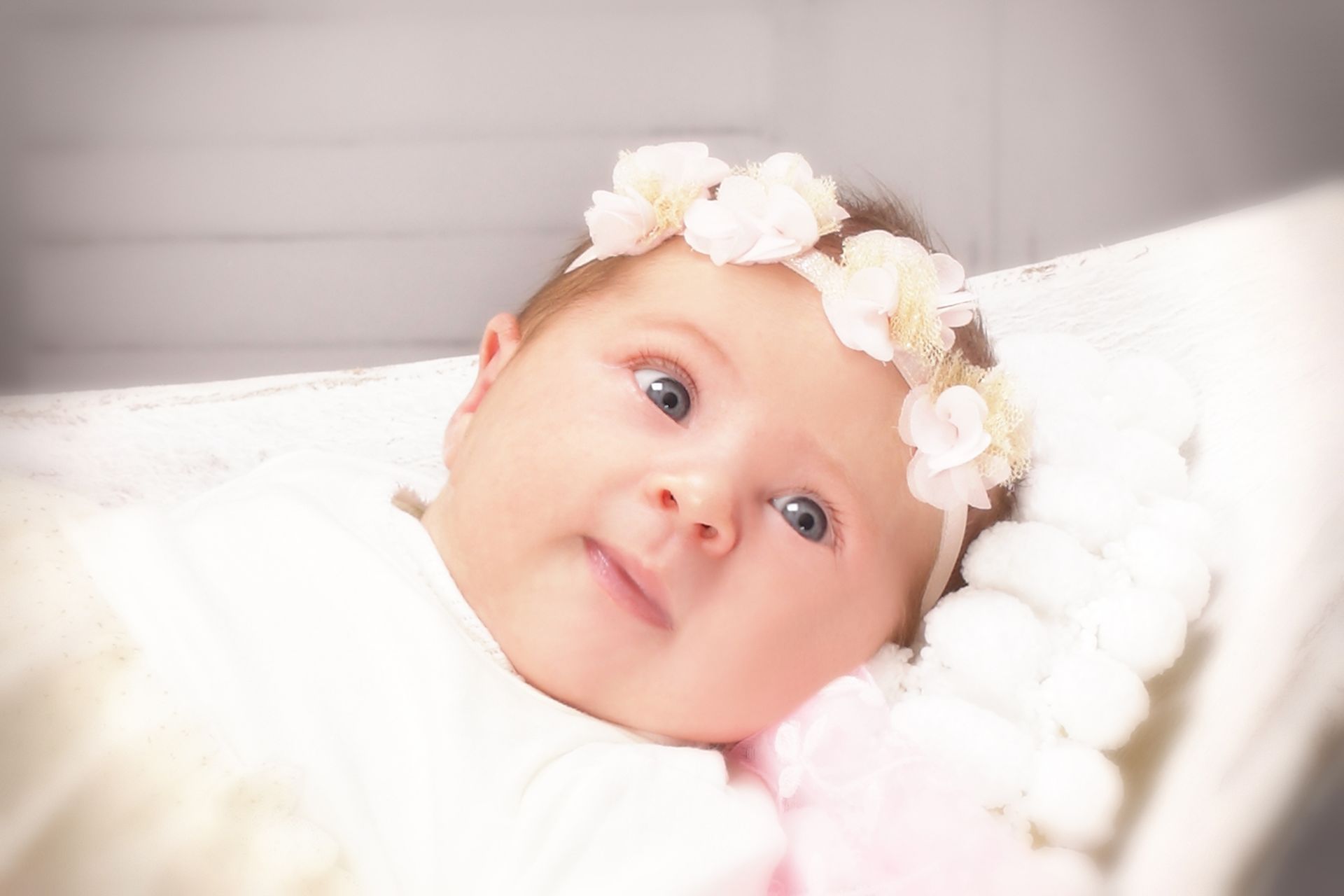 Baby mit Blumenkranz