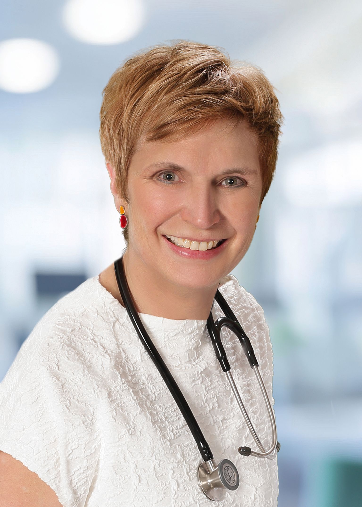 Dame mit Kurzhaarfrisur im Portait