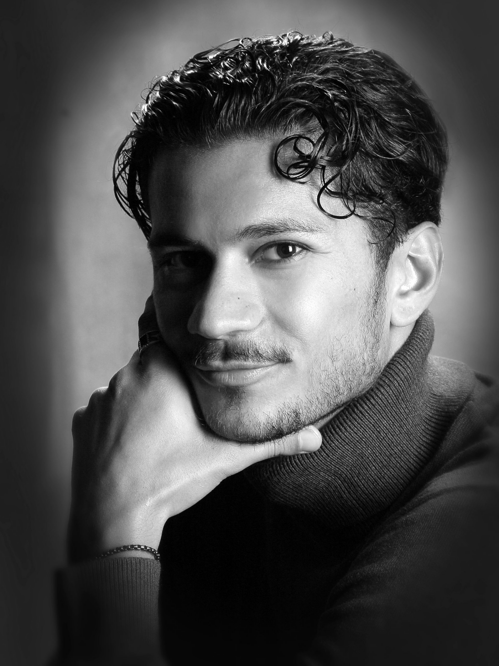 Junger Mann posiert für ein Foto