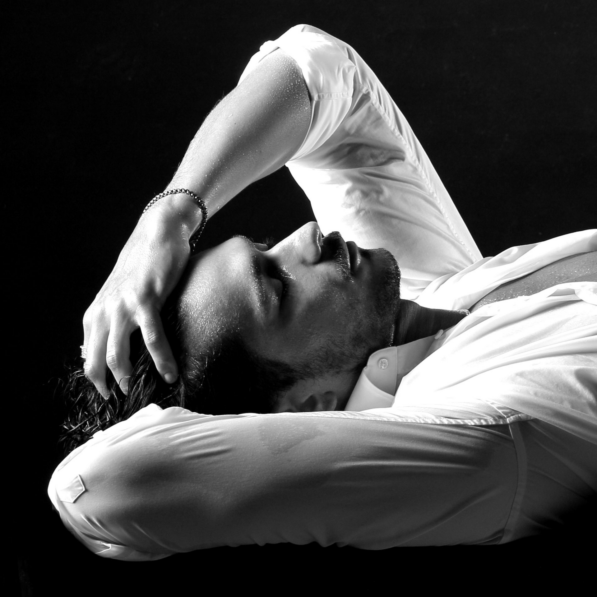 Mann posiert liegend