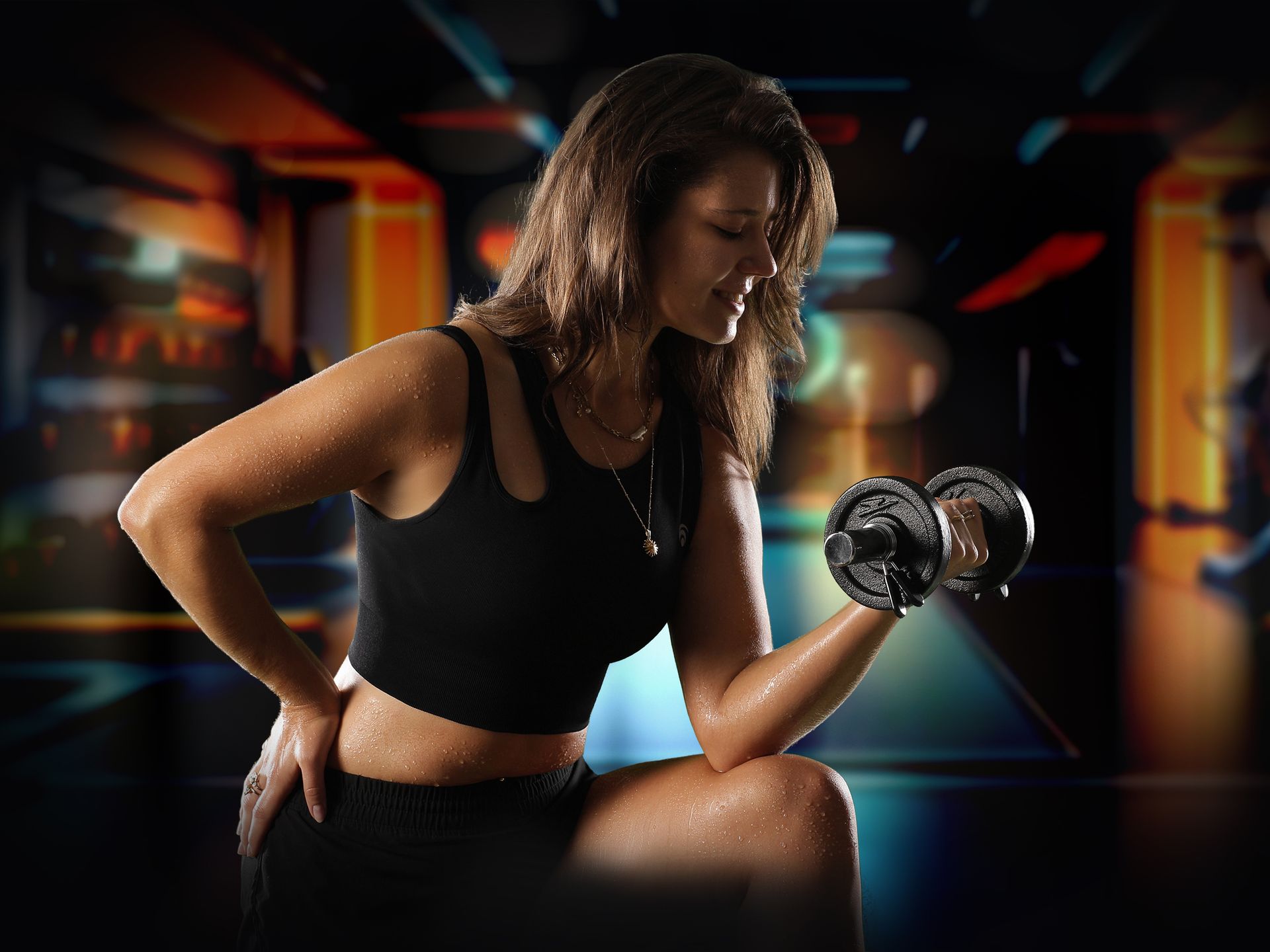 Frau übt mit Kurzhanteln