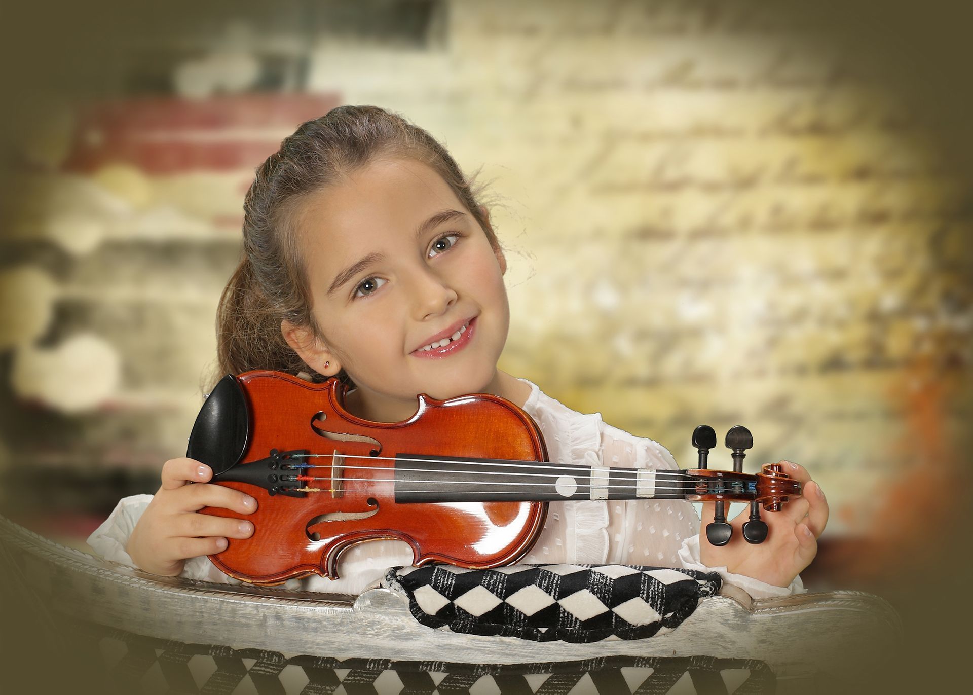 Mädchen mit Geige in der Hand