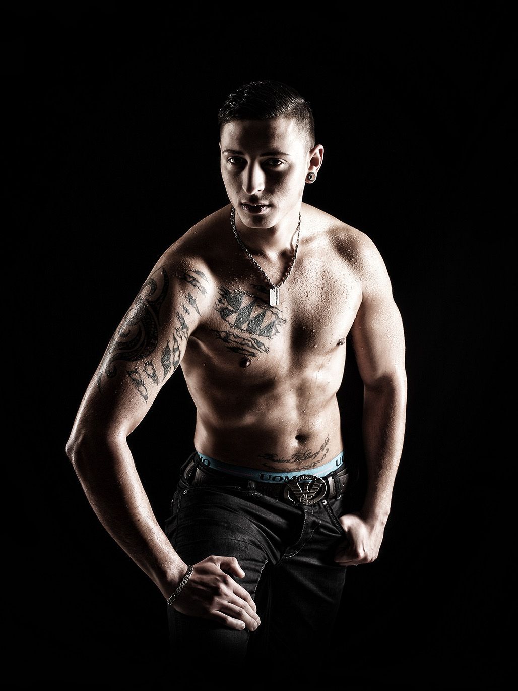 Porträt eines Mannes mit nacktem Oberkörper im Studio