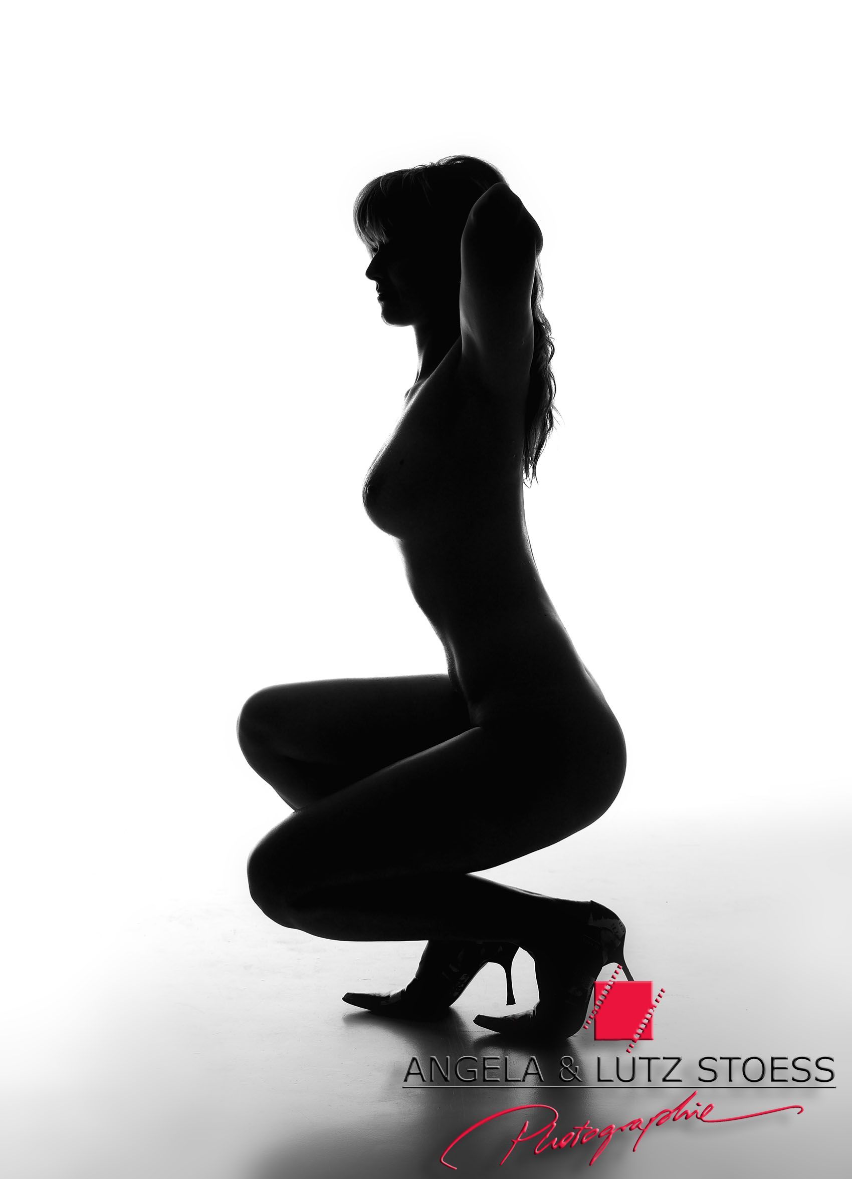 Schwarz-weißes Silhouettenprofil einer Frau mit langem Haar vor hellem Hintergrund.