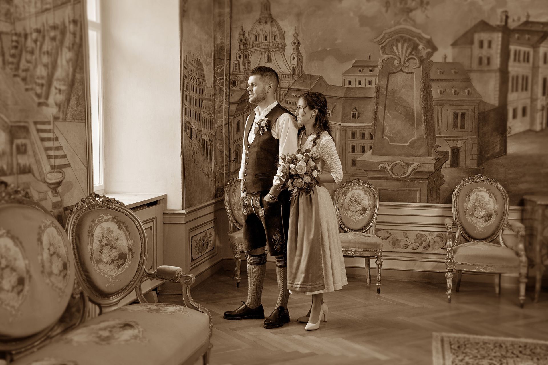 Paar in historisch anmutender Kulisse mit sepiafarbener Bildstimmung.