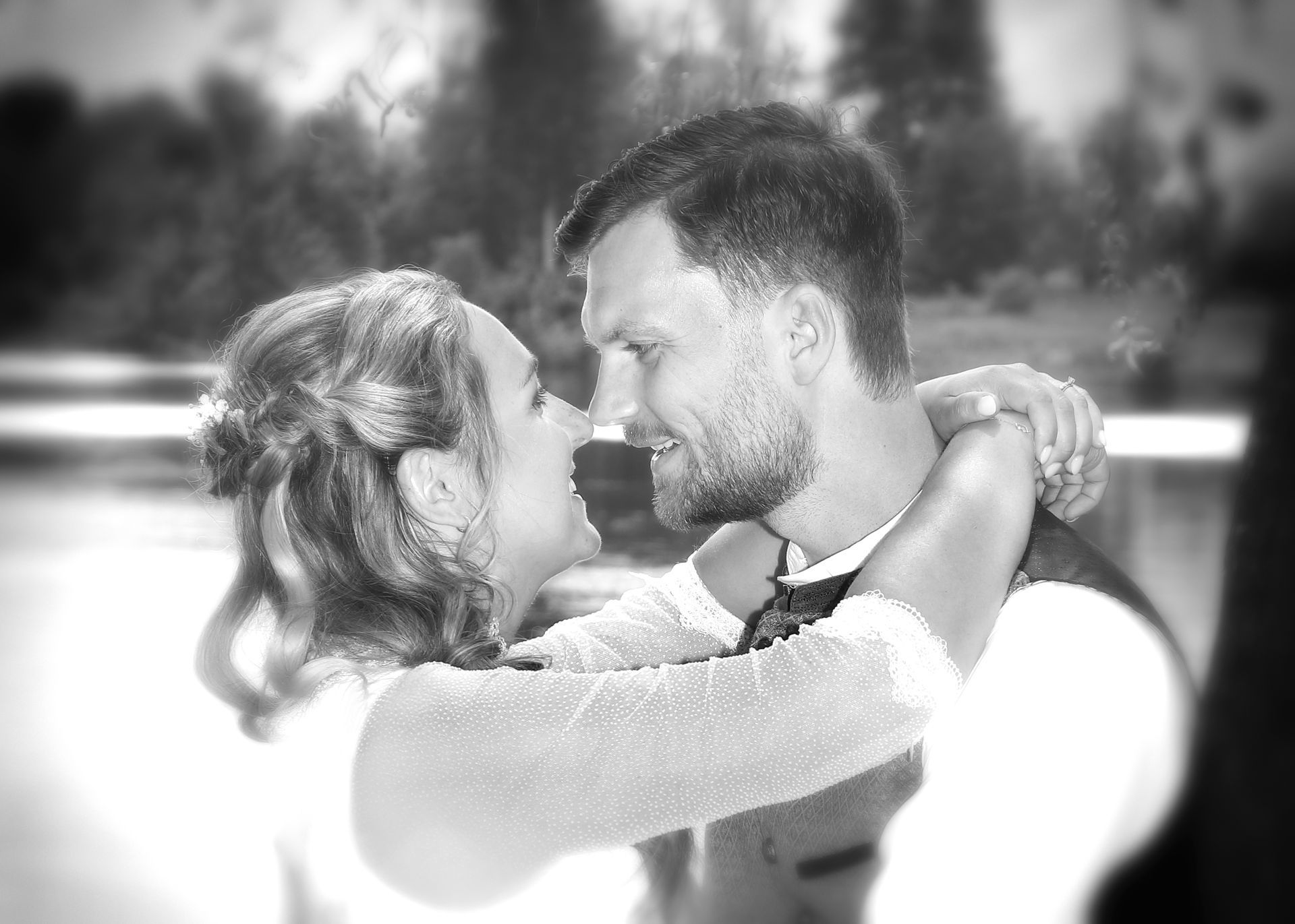 Paar liegt sich verliebt in den Armen