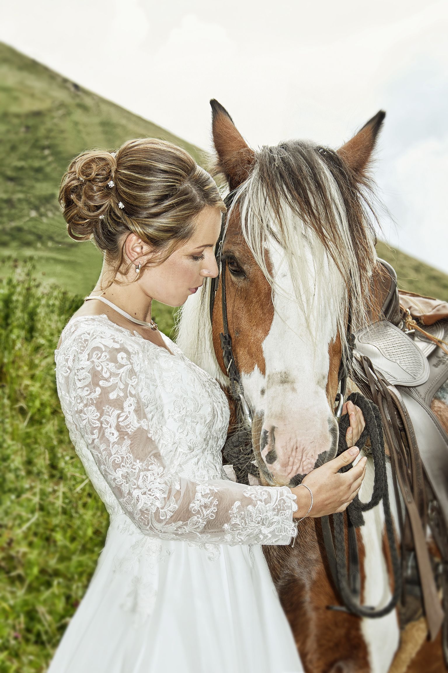 Braut steht neben einem Pferd