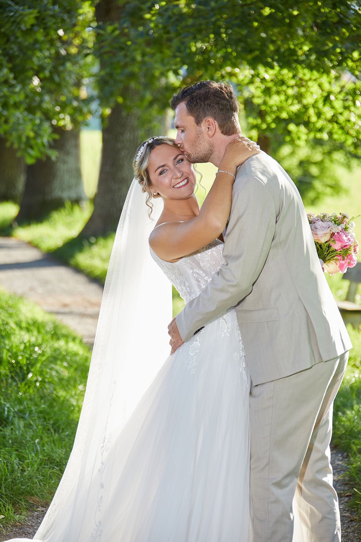 Braut hält lächelnd ihren Strauß – Detailaufnahme in Nahansicht.