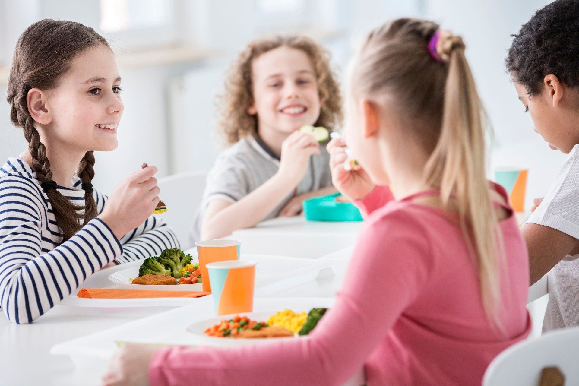Kinder beim Essen der Speisen, die von der Bassalig Catering GmbH bereitet wurden