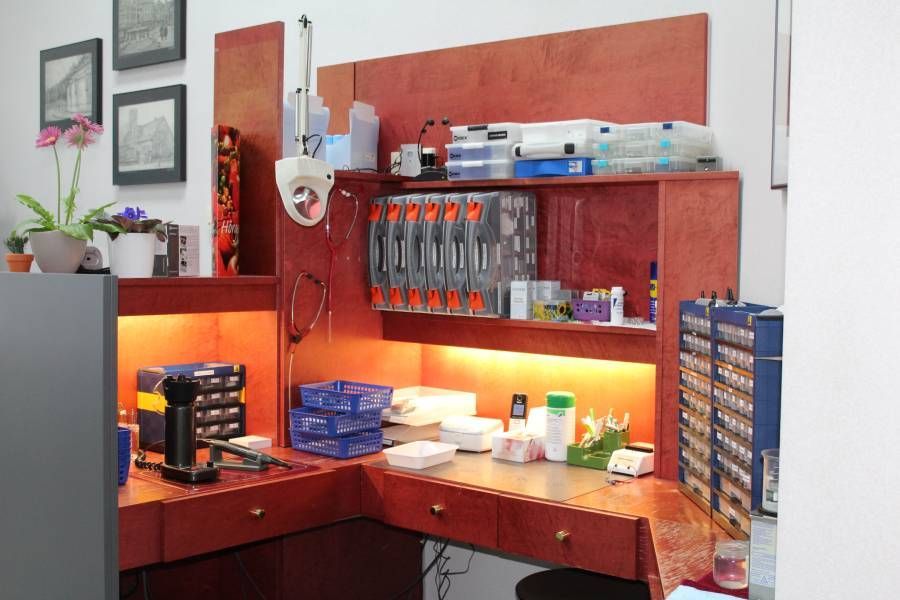 Tisch mit Werkzeug und Reinigungsutensilien für Hörgeräte