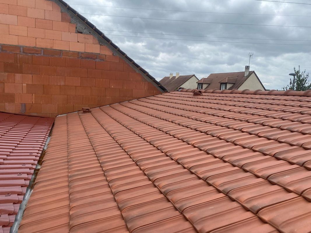 Toit de tuiles en terre cuite rouge.