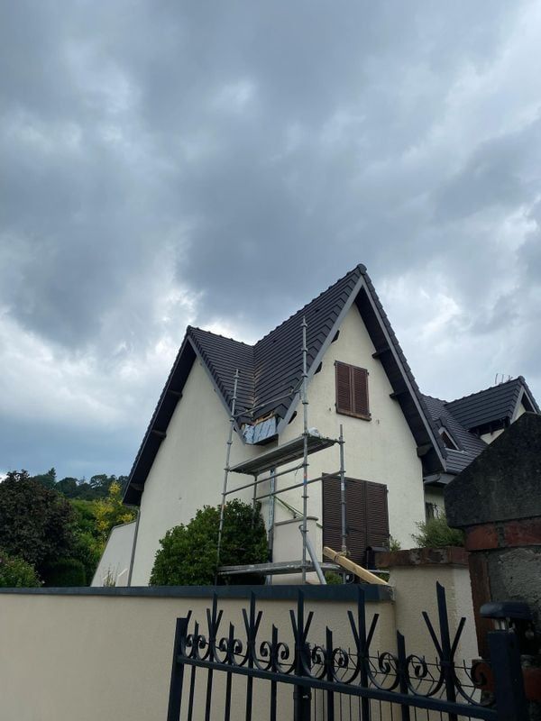 Une maison avec un échafaudage.