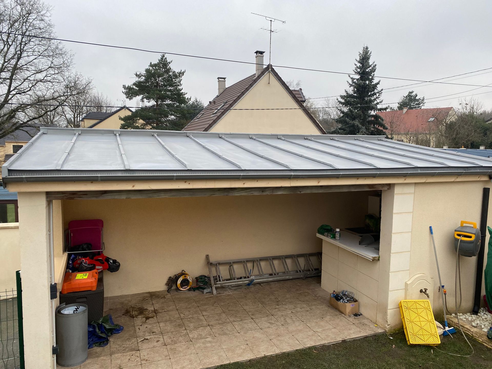 Structure de stockage ouverte avec un toit en métal.