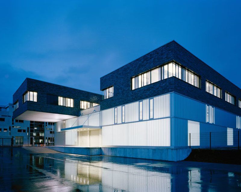 Ein Gebäude mit vielen Fenstern ist nachts beleuchtet