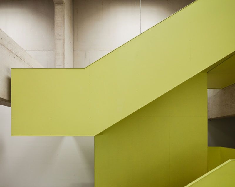 Eine Nahaufnahme einer gelben Treppe in einem Gebäude