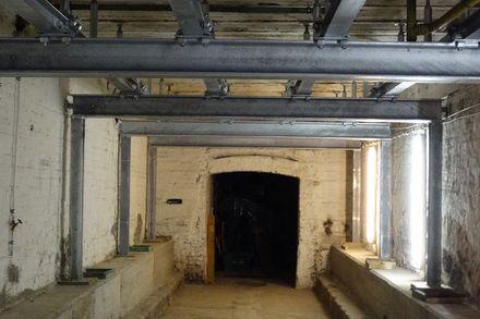 Ein dunkler Raum mit einem Metallträger, der von der Decke hängt