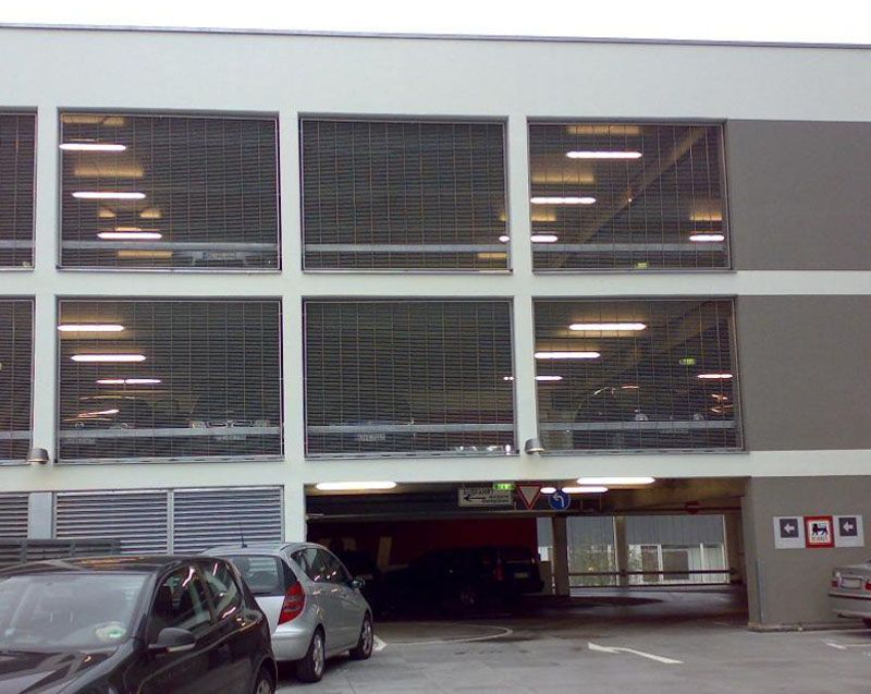 Ein Parkhaus mit davor geparkten Autos