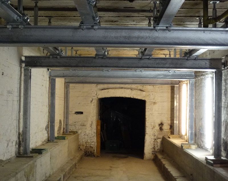 Ein dunkler Tunnel mit einem Metallträger, der von der Decke hängt