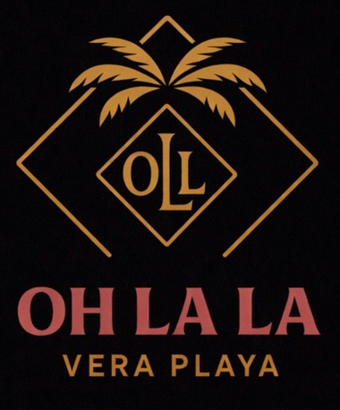 Logotipo negro y dorado de &ldquo;Oh La La Vera Playa&rdquo; con palmeras dentro de un diamante.