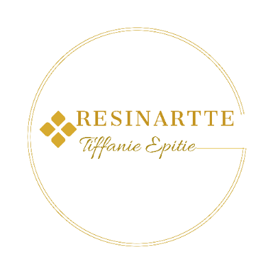 Logotipo de Tiffany Epitie de resina dorada en un marco circular sobre fondo blanco.
