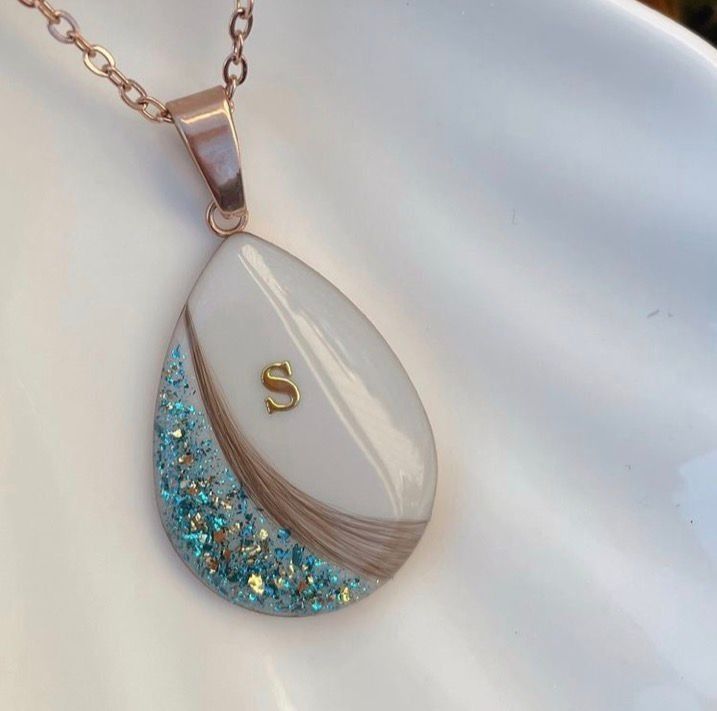 Collar con colgante ovalado con piedra blanca, letra 