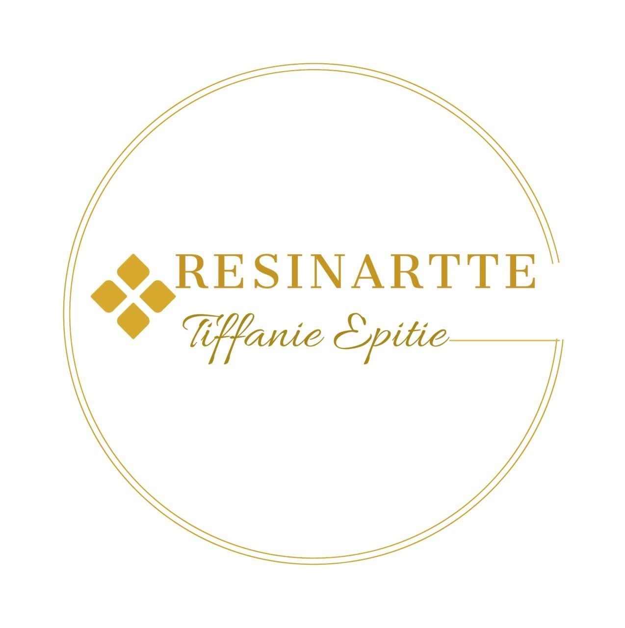 Logotipo de RESINARTTE Tiffanie Espitie dorado dentro de un fino borde circular sobre un fondo blanco.