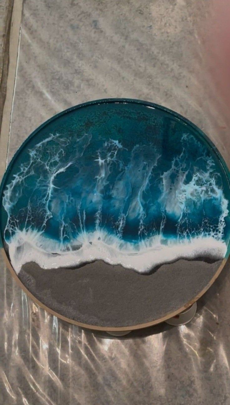 Cuadro redondo para pared que muestra una ola oceánica aérea en tonos verde 