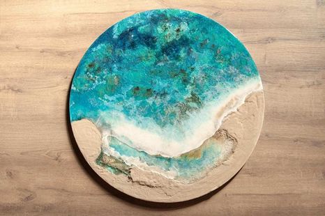 Obra de arte redonda de resina con temática costera en tonos turquesa