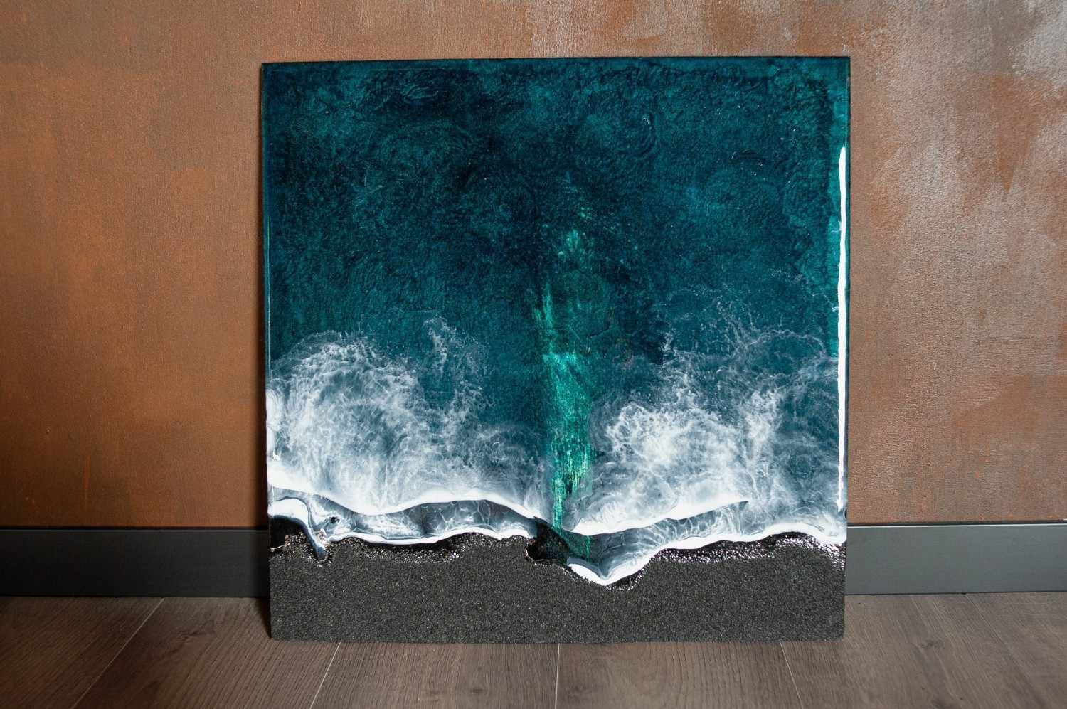 Pintura abstracta en tonos verde azulado y blanco con espuma que simula olas 