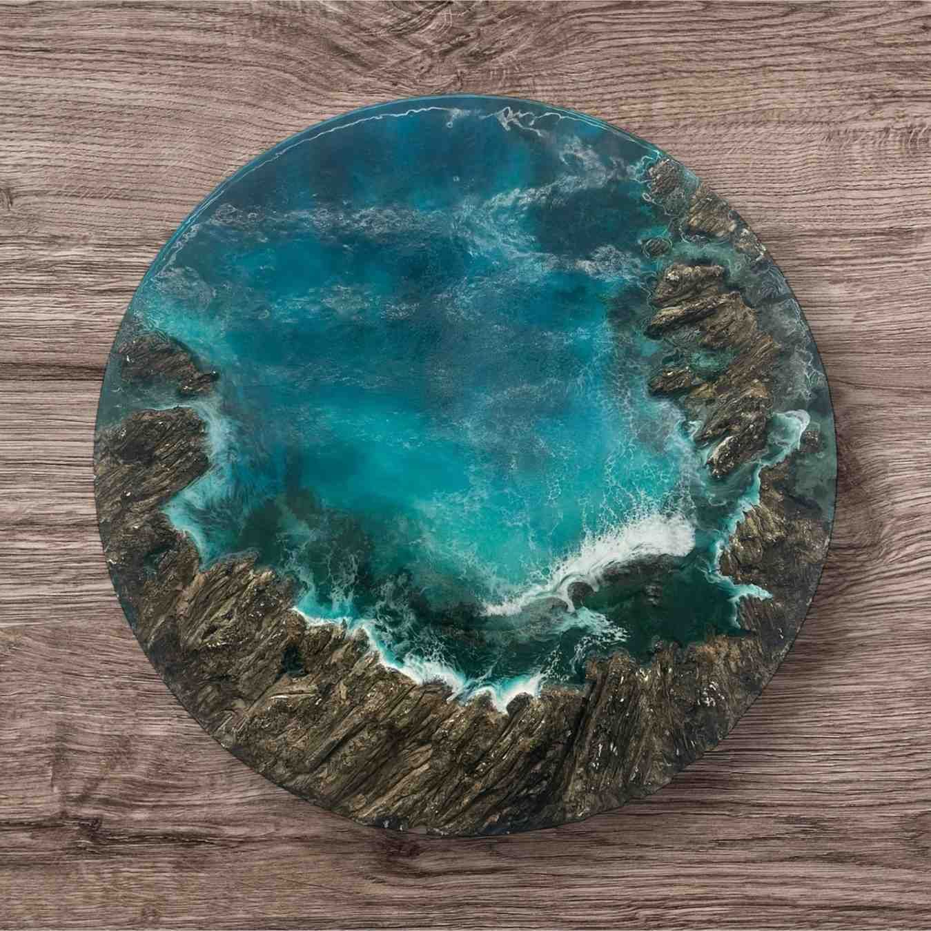 Posavasos redondo de resina turquesa con borde texturizado que imita la madera oscura.
