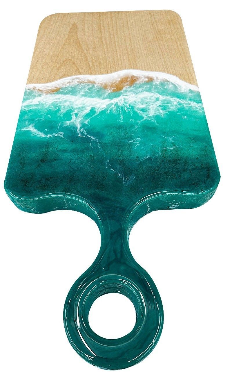 Tabla de madera con forma de remo, con diseño de olas marinas turquesas en resina y mango circular.