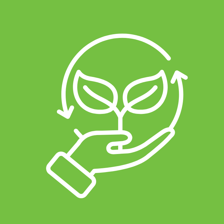 Contorno blanco de una mano sosteniendo una planta con hojas, dentro de un símbolo de reciclaje, sobre un fondo verde.