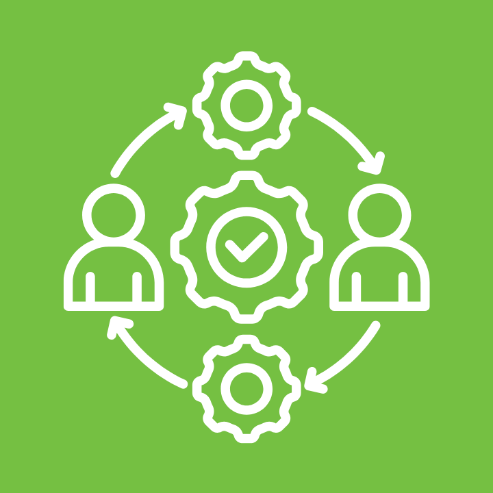 Personas trabajando juntas con engranajes, un engranaje tiene una marca de verificación, fondo verde.