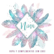 Logotipo con el texto "Nina" en un marco de diamante, rodeado de plumas de acuarela en verde azulado y rosa, "Ropa y complementos low cost" debajo.