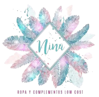 Logotipo con el texto "Nina" en un marco de diamante, rodeado de plumas de acuarela en verde azulado y rosa, "Ropa y complementos low cost" debajo.