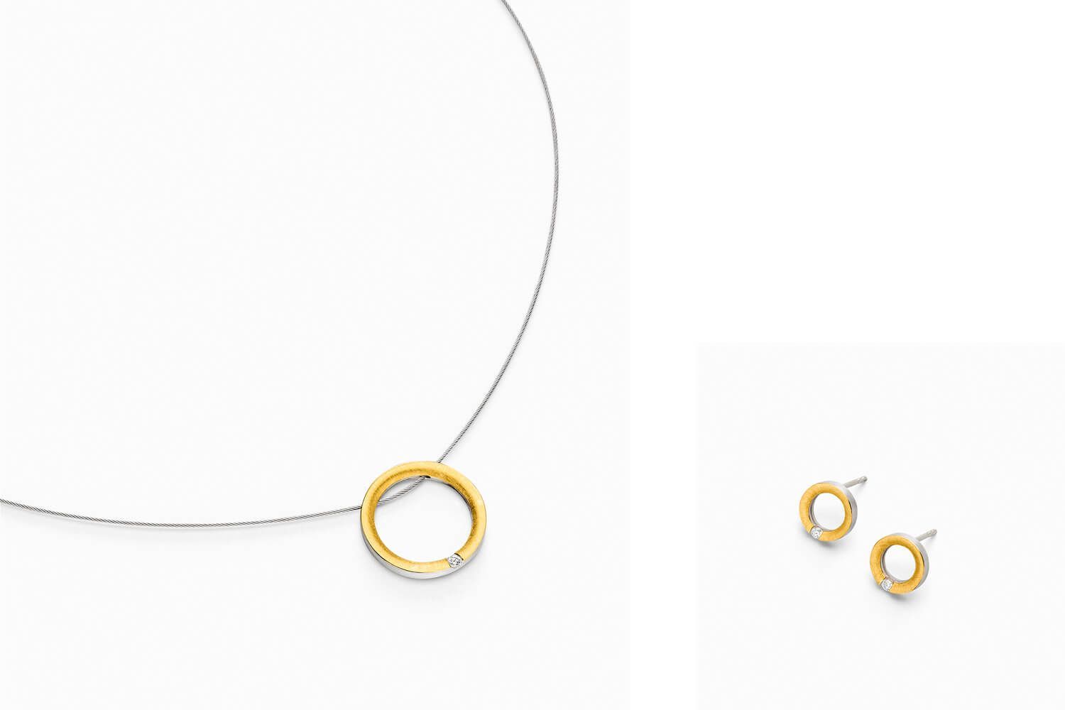 Goldene Creolenkette und passende Ohrringe auf weißem Hintergrund