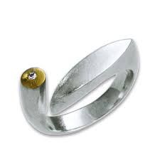 Ein silberner Ring mit einem Diamanten in der Mitte