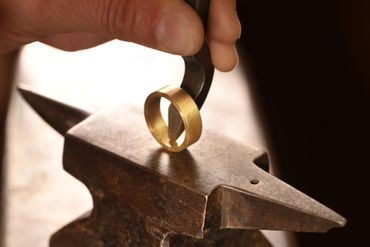 ein Goldring wird geschmiedet