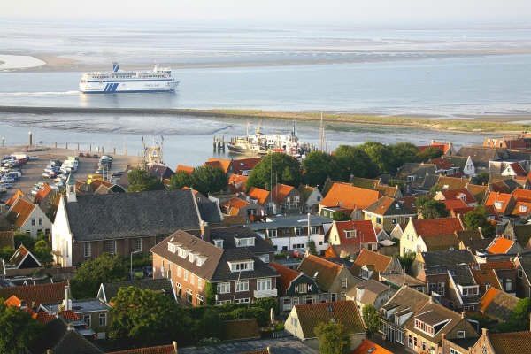 Uitzich vanaf Brandaris op hotel Oepkes en haven