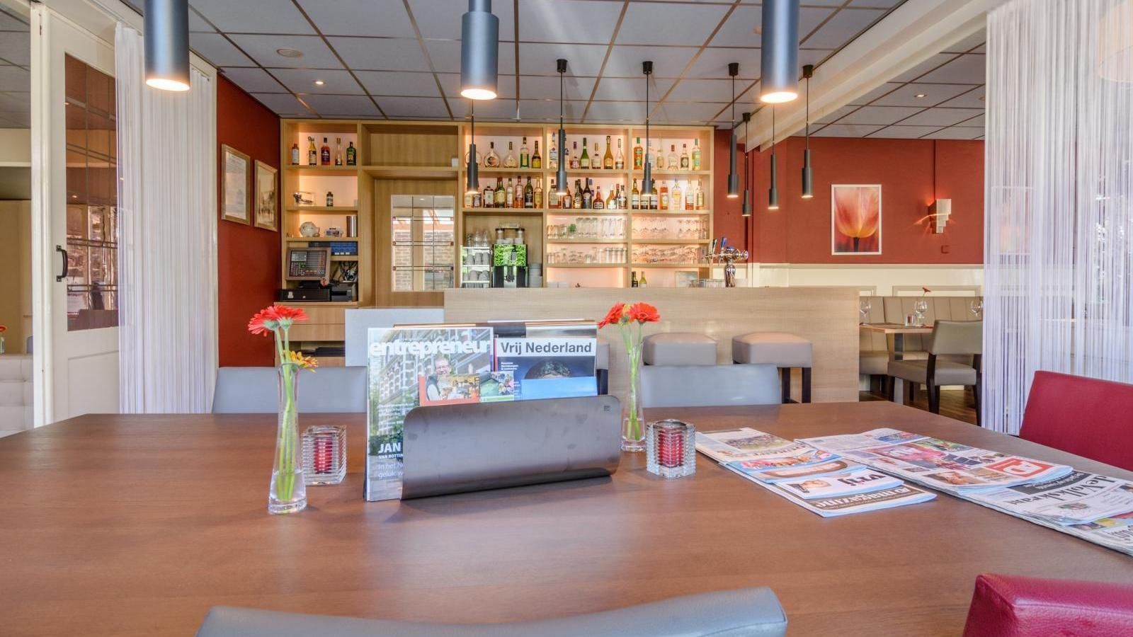 Stamtafel met krant 2 + Bar