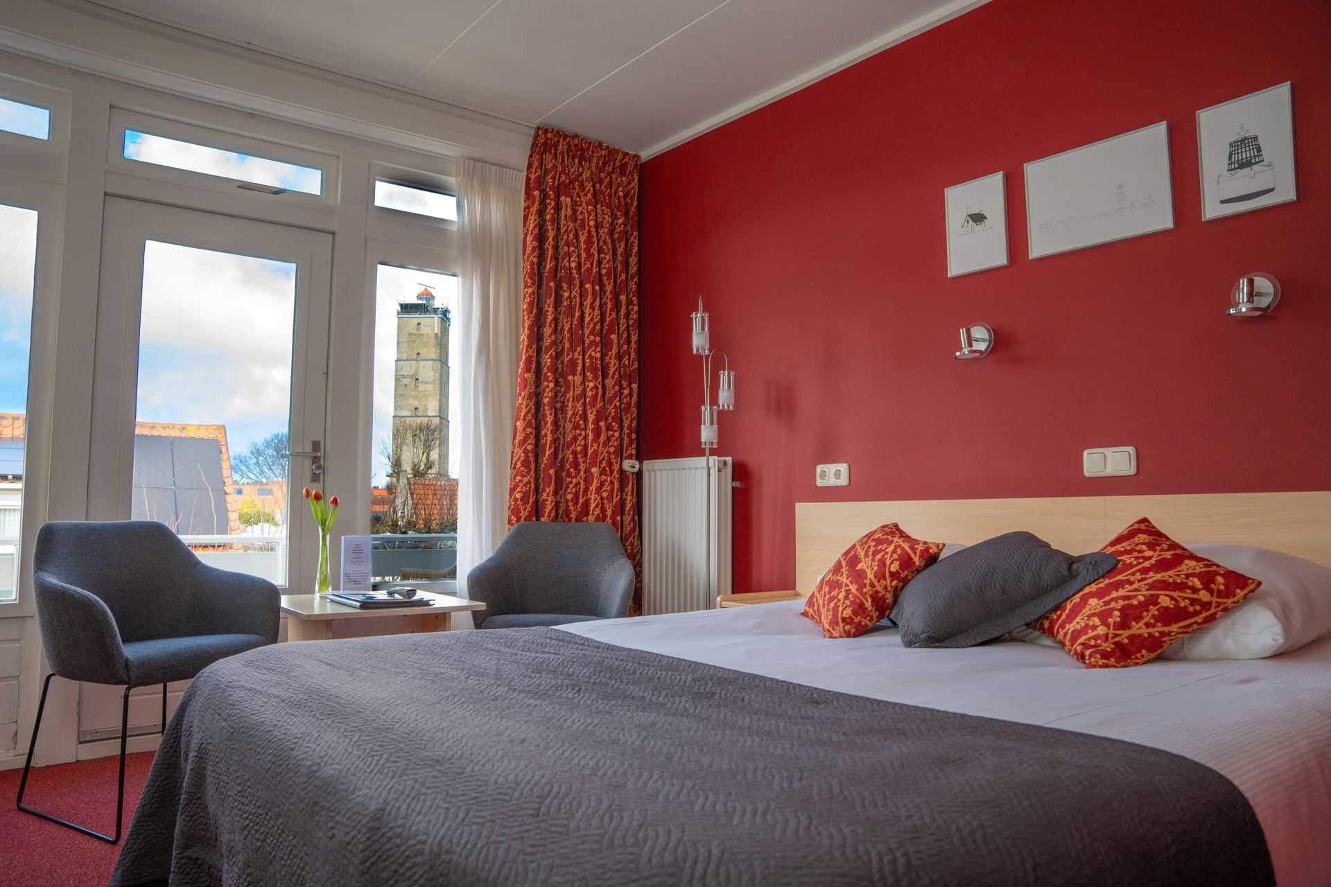 Comfort tweepersoonskamer met uitzicht op de Brandaris bij Hotel Oepkes in West Terschelling.