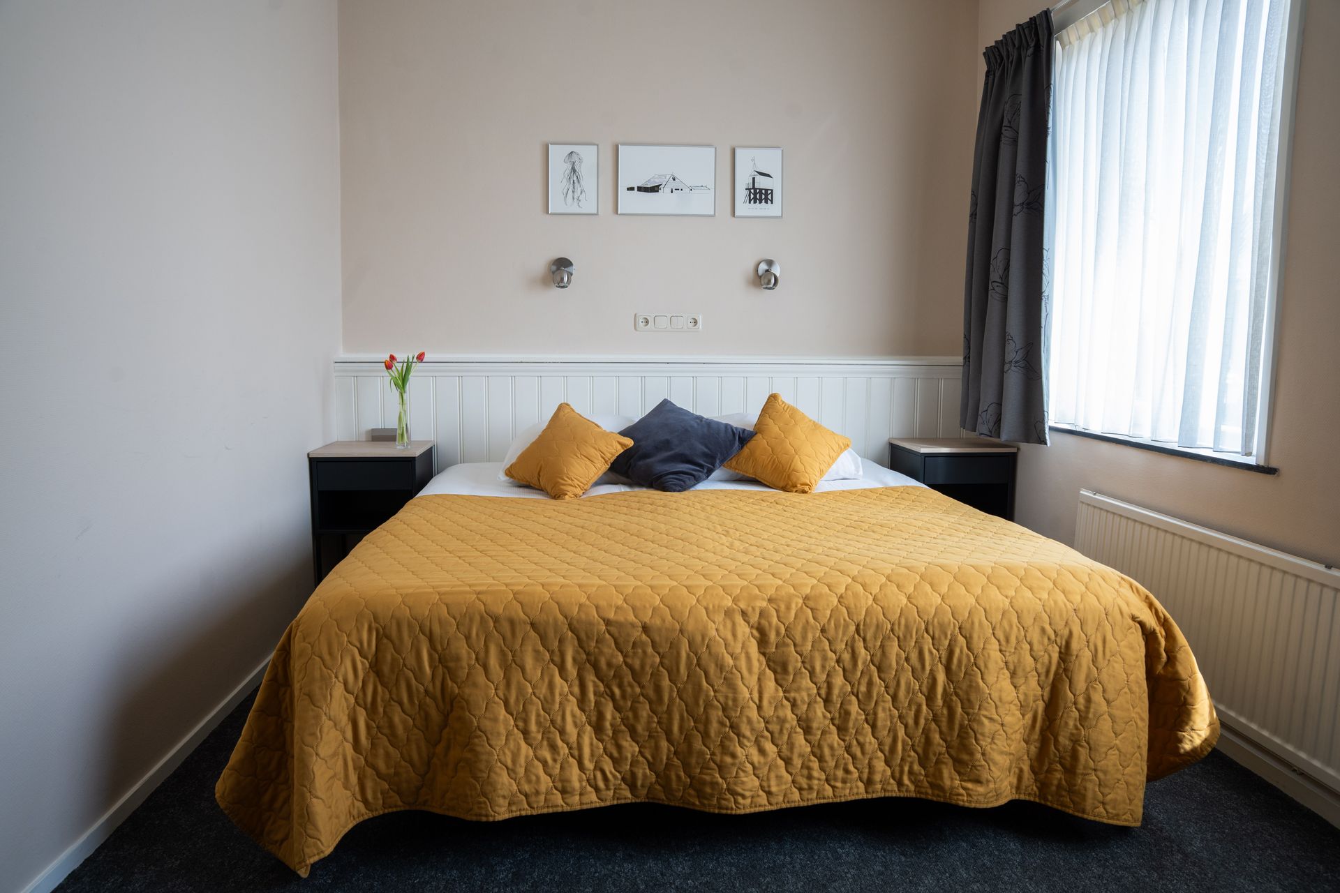 Standaard tweepersoons kamer bij Hotel Oepkes in West Terschelling.