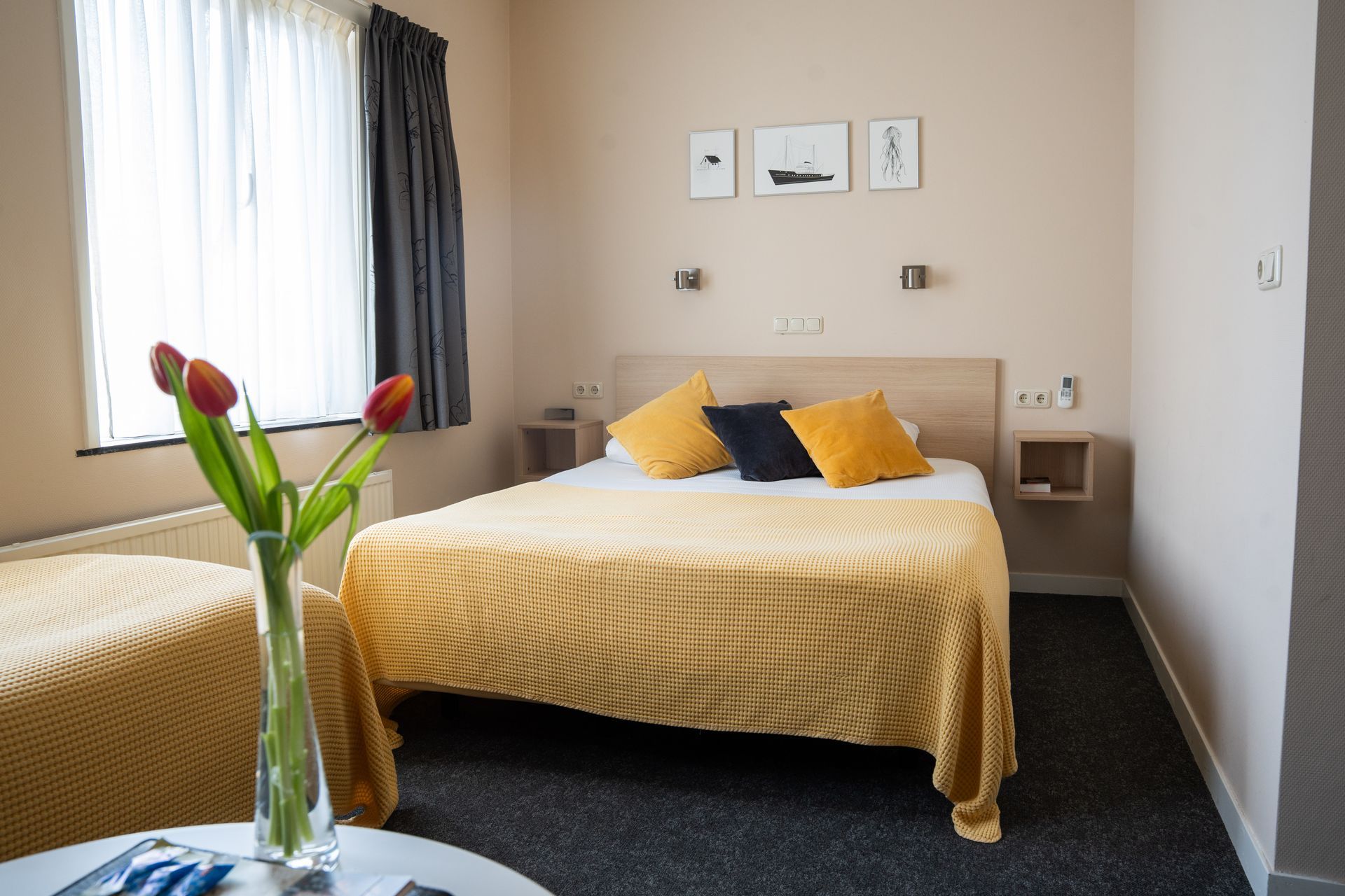 Standaard driepersoons kamer bij Hotel Oepkes in West Terschelling.
